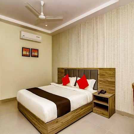 Capital O 28086 Sindhura Grand Hotel Hyderabad Exterior photo