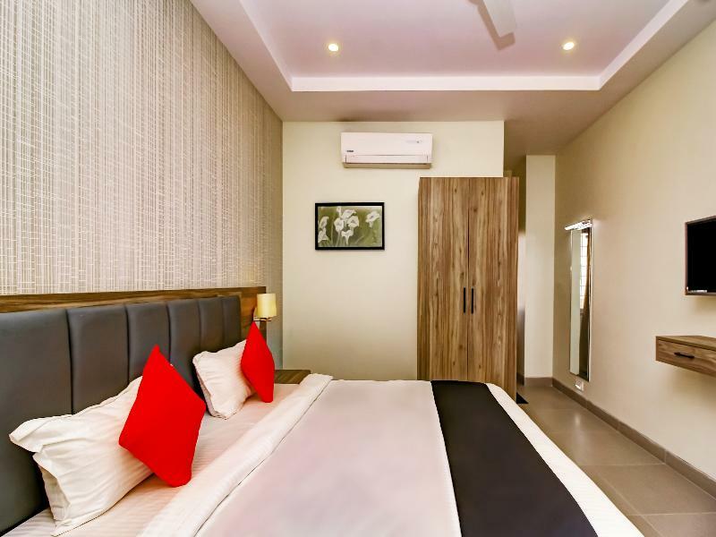 Capital O 28086 Sindhura Grand Hotel Hyderabad Exterior photo