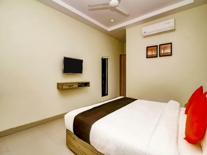 Capital O 28086 Sindhura Grand Hotel Hyderabad Exterior photo