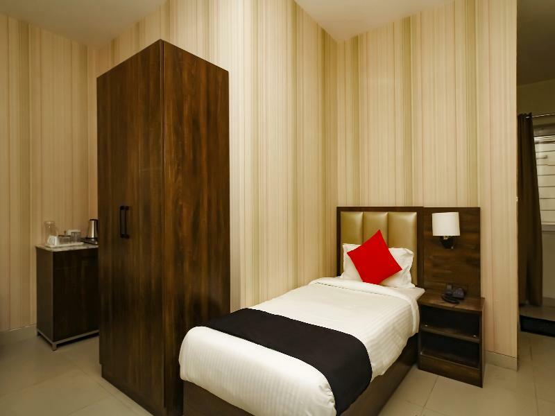 Capital O 28086 Sindhura Grand Hotel Hyderabad Exterior photo