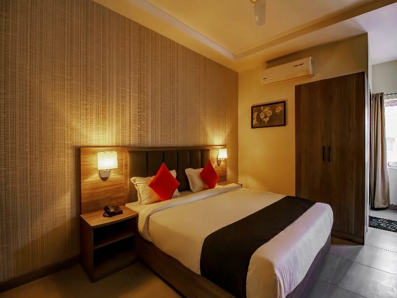 Capital O 28086 Sindhura Grand Hotel Hyderabad Exterior photo